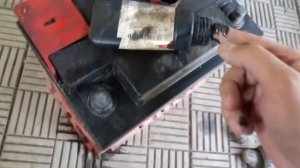 Быстрая очистка окислившиеся клеммы аккумулятора