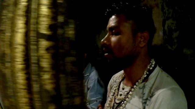 Индия Варанасси Харичандра гхат ПЕСНЯ в древнем темпле красиво смотреть онлайн