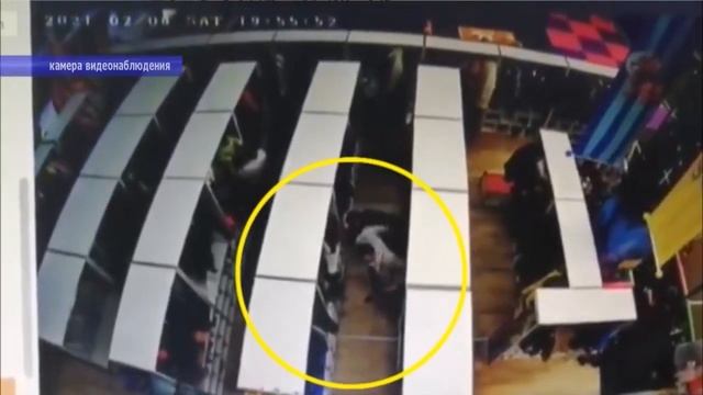 Саратовец под видеокамерами надел женскую норковую шубу и покинул ТРЦ смотреть онлайн