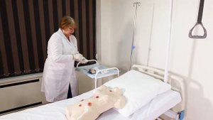 Гигиена пациента с установленной колостомой