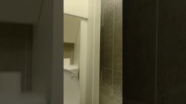 Открывающийся короб для труб. Вентиляции конденсата в туалете. смотреть онлайн