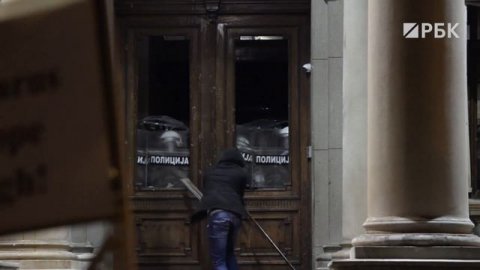 Беспорядки в Белграде. Штурм парламента и задержания полицией Сербии