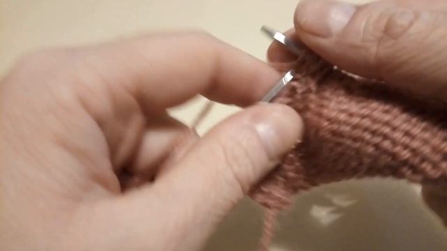 Прибавление петель спицами без дырок и наоборот, три простых способа.