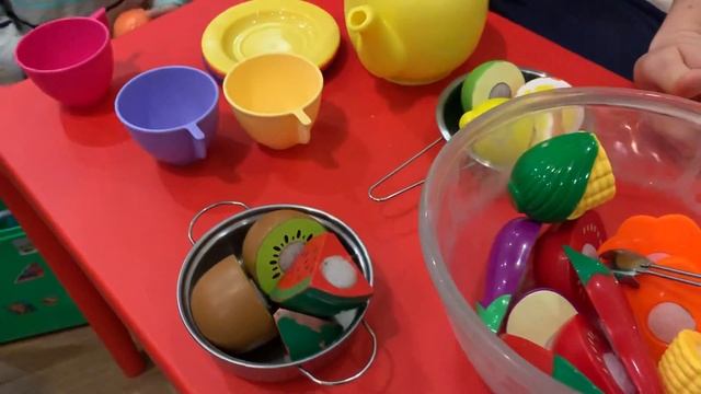 Ангелина, Генри и мама делают салат смотреть онлайн