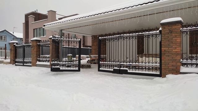 Складные  ворота, ворота-книжка, ворота-гармошка с кованым заполнением. Bifolding Forgin Gate.