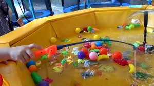 Прогулка в парке. Ловим рыбку. Видео для детей.