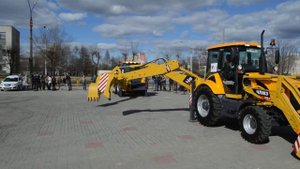 три экскаватора-погрузчика ЧЛМЗ 310 соревнуются кто лучше