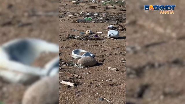 Бугазская коса под Анапой утопает в мусоре