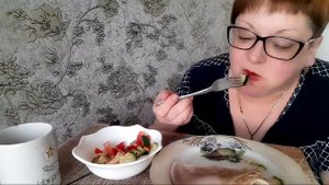 пожрем/Мукбанг салат и свиные уши/обжор и разговоры на камеру