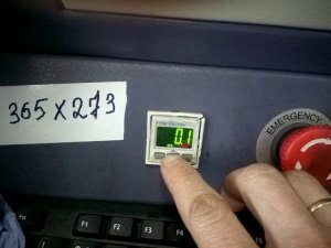Настройка измерителя давления SMC для баннерного принтера.