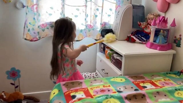 Дети уборка. Дети убирают в комнате. Убирают игрушки. Моя комната.
