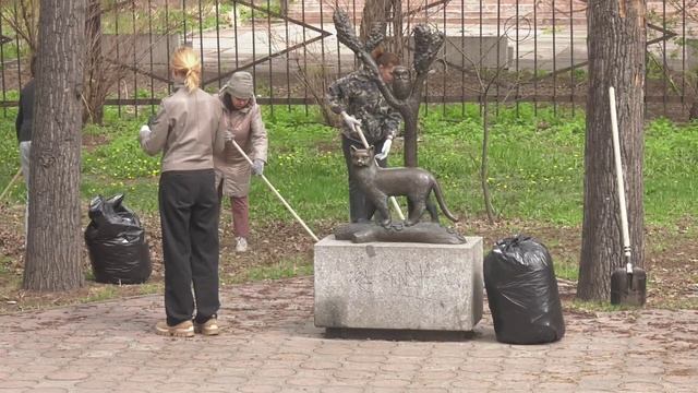 Градостроители Абакана провели субботник в Пушкинском сквере - Абакан 24