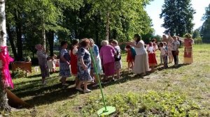 веселая игра " ручеёк " на праздник Троица.