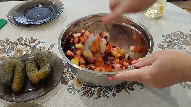 Винегрет с квашеной капустой и солеными огурцами, как раньше.