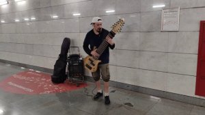 Василий Чернов - 12 Струнный Бас - легко творит чудеса на своей выдающейся #guitar в #metro Москвы