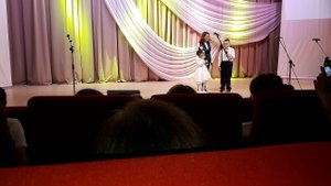 Девочка капризничает на концерте. Не хлопайте-это я хотела сказать!