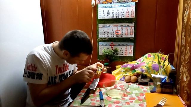 открыть консервную жестяную банку руками дома верхнюю крышку железной банки подручным инструментом