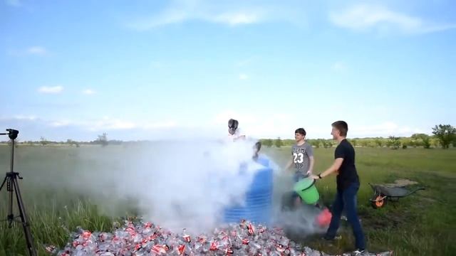 1000 ЛИТРОВ КОКА КОЛА МЕНТОС 1000 liters of Coca Cola Mentos | Mamix EveryYear смотреть онлайн
