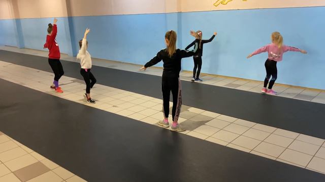 Какой элемент фигурного катания на льду  мы отрабатываем в зале?