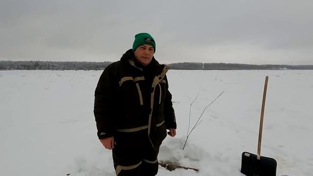 На рыбалку в - 40 / Рыбалка на налима / Проверка продольников на налима / Наш улов за три проверки смотреть онлайн