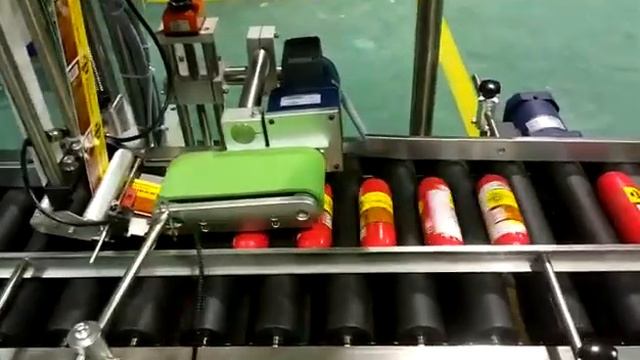 Видео работы этикетировщика, линии нанесения этикетки на колбасную продукцию