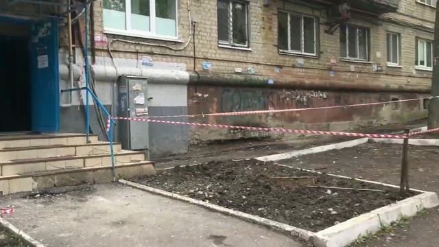 Альпинисты работают на доме на Вишневой, с которого падали кирпичи смотреть онлайн