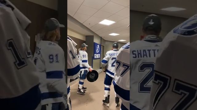 Steven Stamkos takes the Stanley Cup to Lockeroom смотреть онлайн