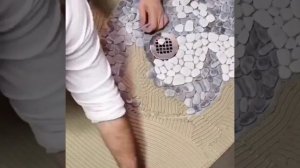 Укладка морской гальки в душевой поддон