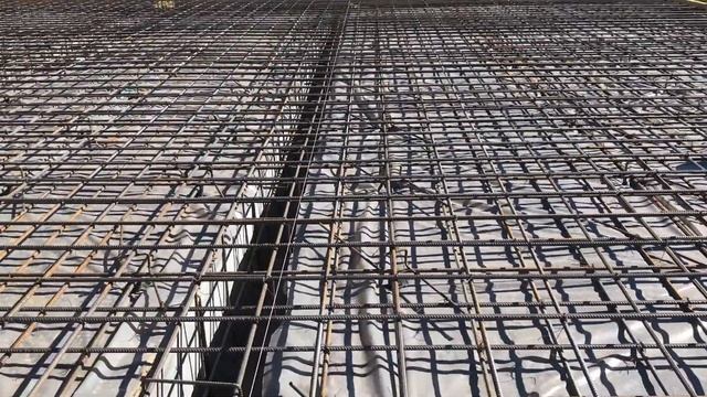 Устройство опалубки и арматурного каркаса фундаментной плиты