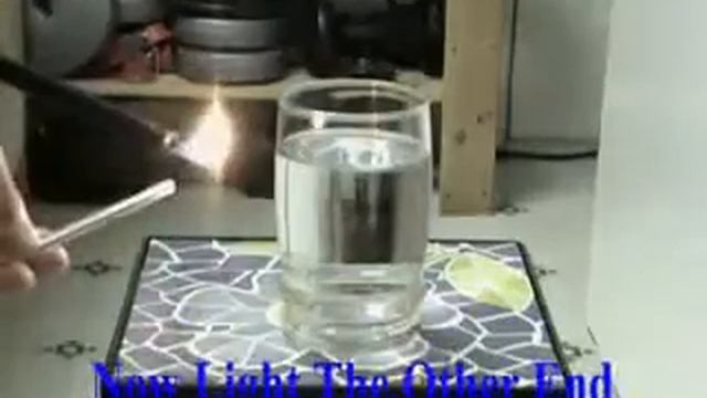 Делаем лед за минуту, с помощью соли и соломинки смотреть онлайн