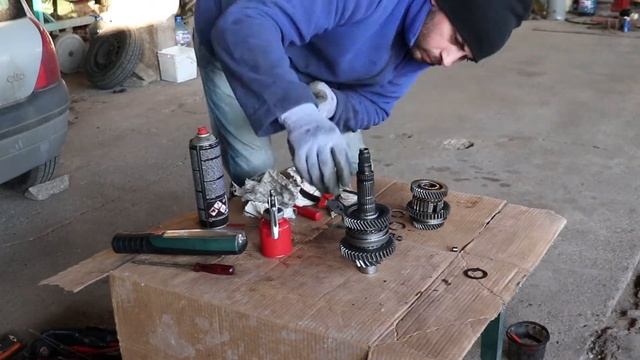 Manual Transmission Disassembling On Renault Clio смотреть онлайн