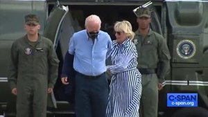 Байден оконфузился при попытке надеть пиджак и очки