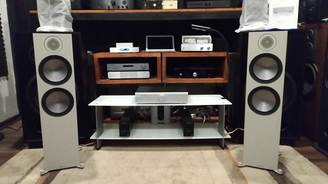 AMPLIFICADOR MUSICAL FIDELITY M3si, COLUMNAS MONITOR AUDIO BRONZE 500, смотреть онлайн