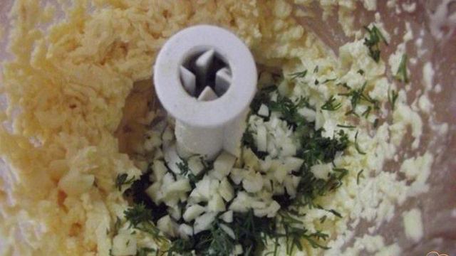 Чесночное масло с зеленью домашнее