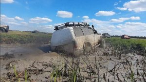Land Cruiser 80, Уазы, нивы. Коварное  болото и ручей...