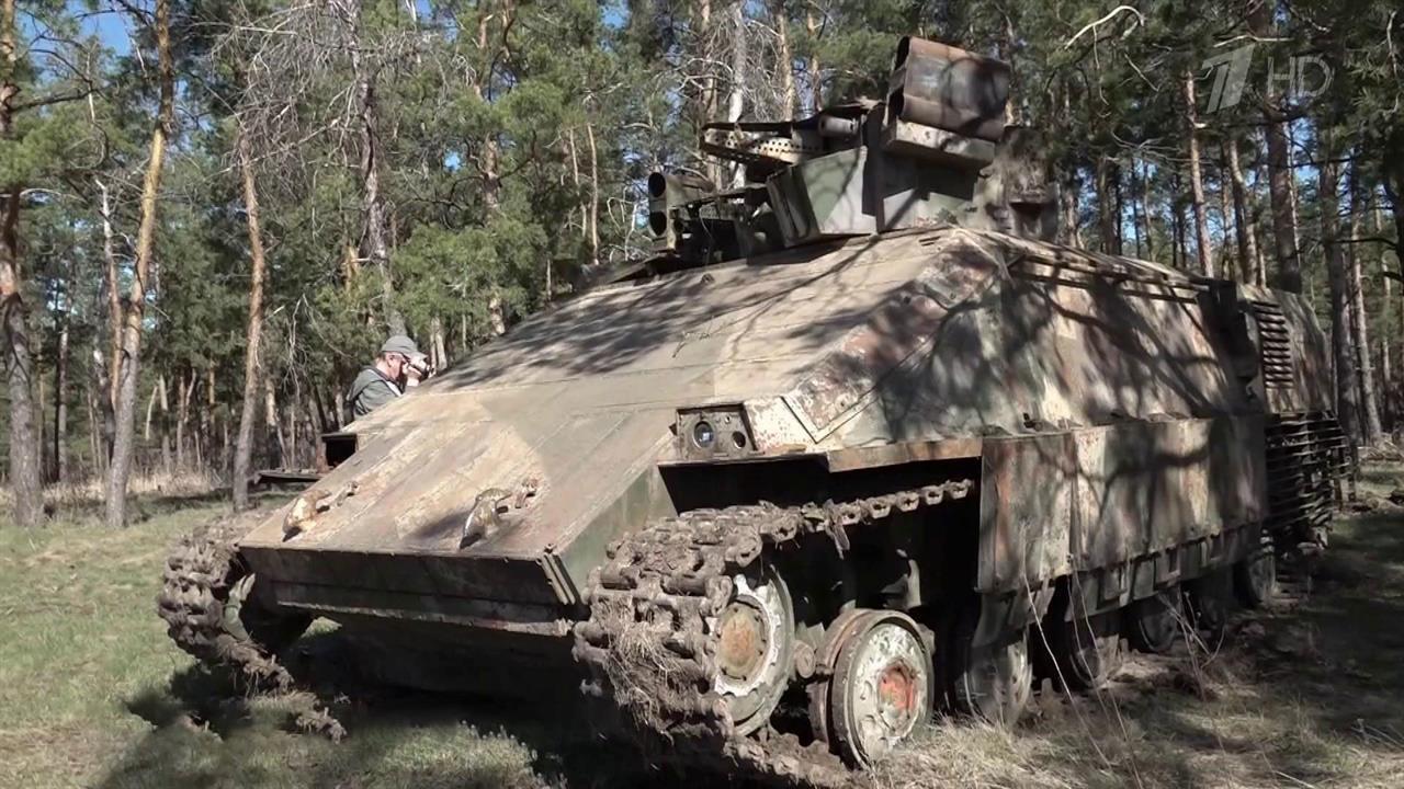 Российские военные выкопали украинскую бронемашину "Азовец"