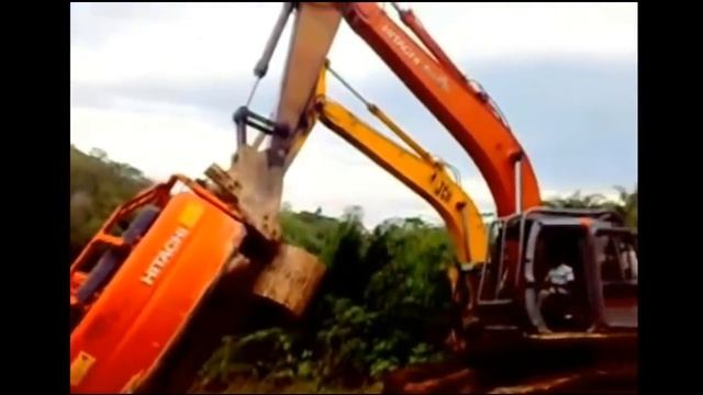 Топ тяжелого оборудования экскаватора застряли в грязи, тяжелая техника застрянет в грязи, грязевые