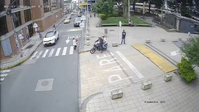 Policía capturó a un hombre por apuñalªr a otra persona en el Parque Sucre смотреть онлайн