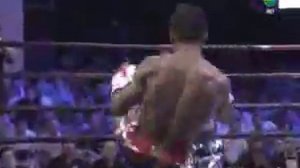 Буакав Банчамек против Донг Вей Фэй 10 августа 2013