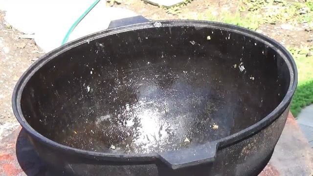 Молодой картофель с мясом в казане на костре