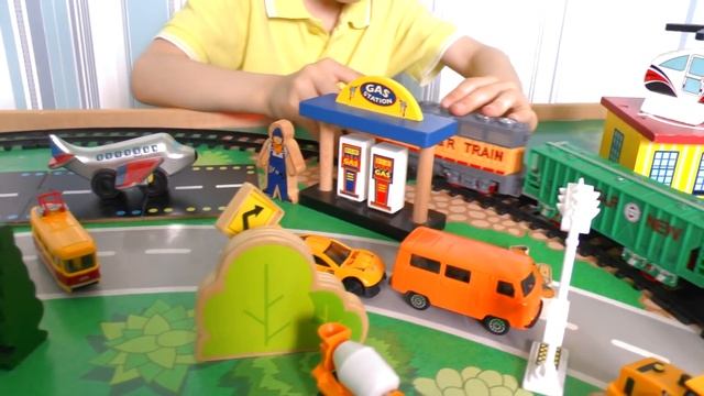 Игрушечная Железная дорога Машинки и Поезд для детей смотреть онлайн