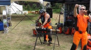 Рабочие штаны Husqvarna защищают ноги вальщика от порезов бензопилой