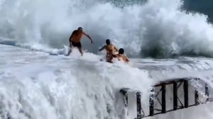 Море волнуется раз...  Огромная волна накрыла отдыхающих.