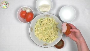 Салат с курицей, пекинской капустой и сыром моцарелла
