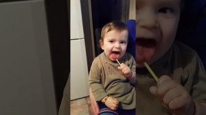 Ребенка обижают.