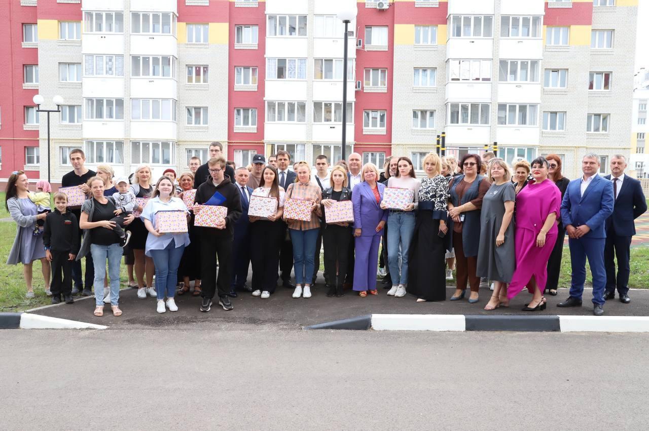 17 детей-сирот получили ключи от собственных квартир! смотреть онлайн