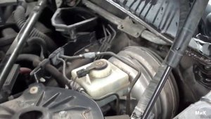 где  бачок тормозной жидкости бмв е60