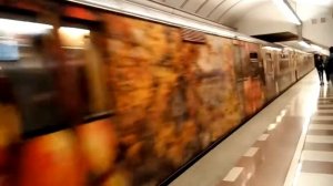 Метропоезд Русич "Акварель" прибывает на станцию метро Парк Победы