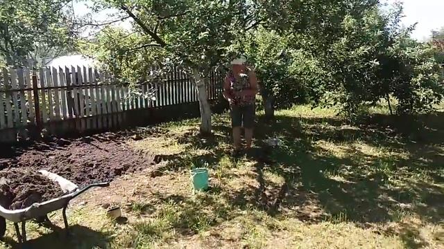 Стоит жара. Пошла клубника. Копаем и досаживаем смотреть онлайн