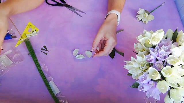 Маленькие цветы из гофрированной бумаги. Мастер класс. Цветы из бумаги. смотреть онлайн